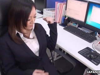 Asiatisk kontor arbeider med strømper gnir henne fitte med en