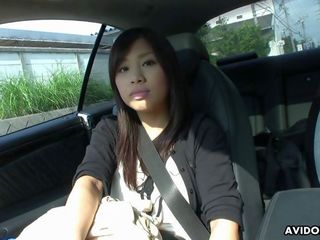 Attractive asijské bruneta dospívající vyprštěná shortly thereafter foukání v the auto