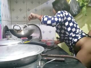 Hinduskie bhabhi cooking w kuchnia i brat w prawo. | xhamster