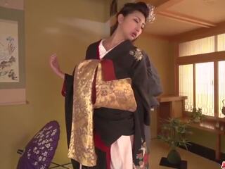 Milf mengambil turun beliau kimono untuk yang besar zakar/batang: percuma hd lucah 9f