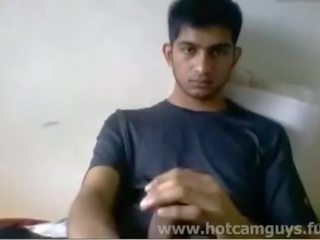 Swell bersemangat india laki-laki tersentak mati di kamera